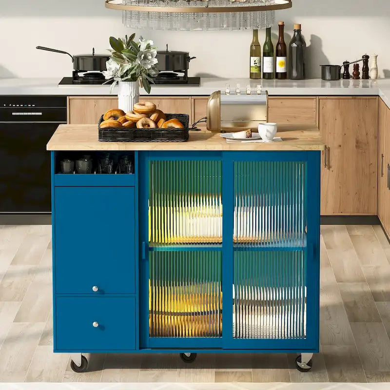 Carrello isola da cucina con piano a ribalta, illuminazione LED e ante in vetro scanalato su ruote